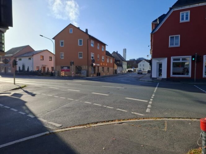 2026-09-26_Bild_Deyerling-Kreuzung_Straßenkreuzung